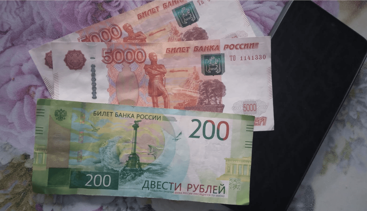 Не взятые девушкой в банкомате в Пятигорске деньги зачислил следующий в очереди