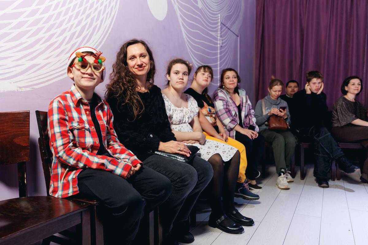 Новогоднее представление у елки посетили особенные дети в Ставрополе