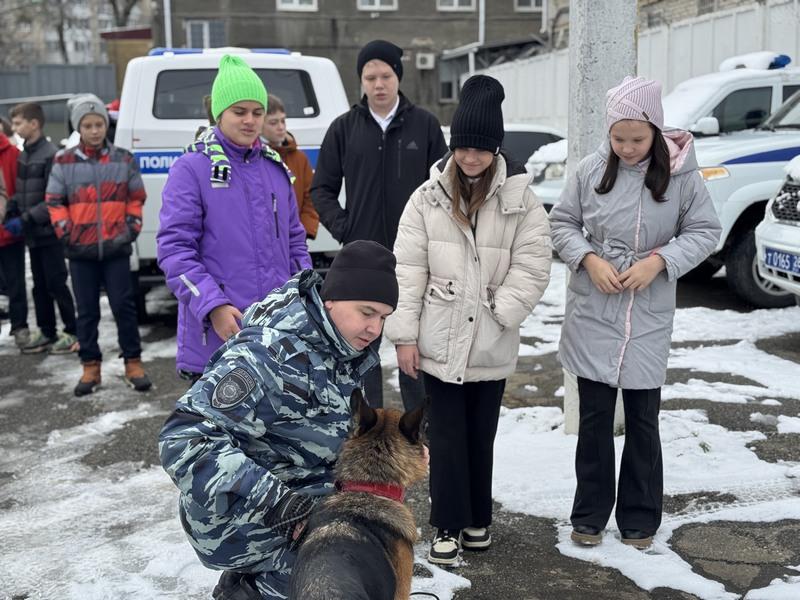 Как несут службу кинологи с собаками, показали в Ставрополе школьникам