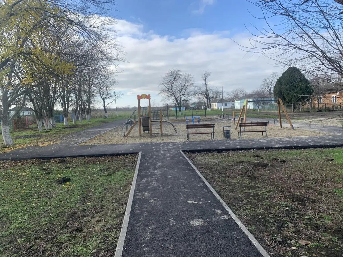 В посёлке Новоалександровского округа обустроили детскую площадку