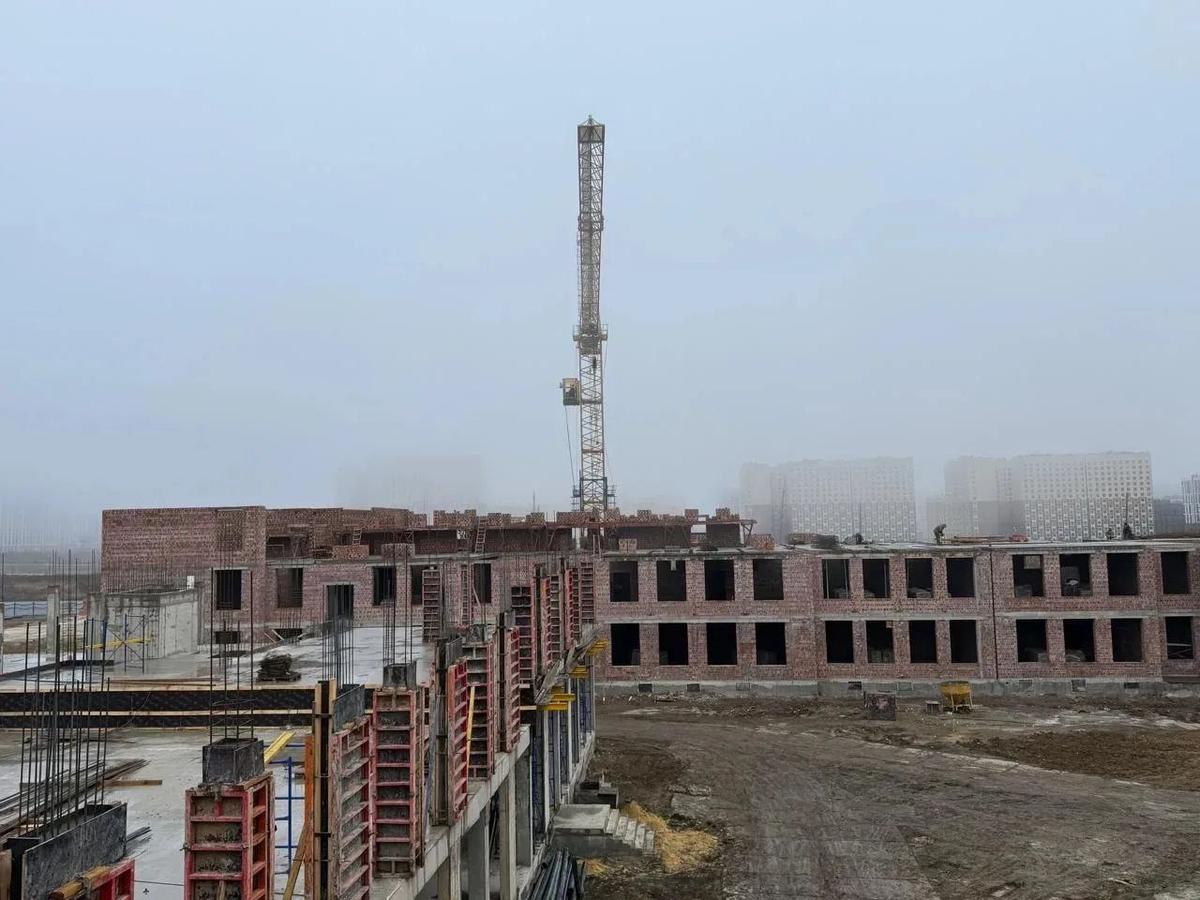 В будущей школе на улице Андрея Голуба в Ставрополе выводят наружные стены  