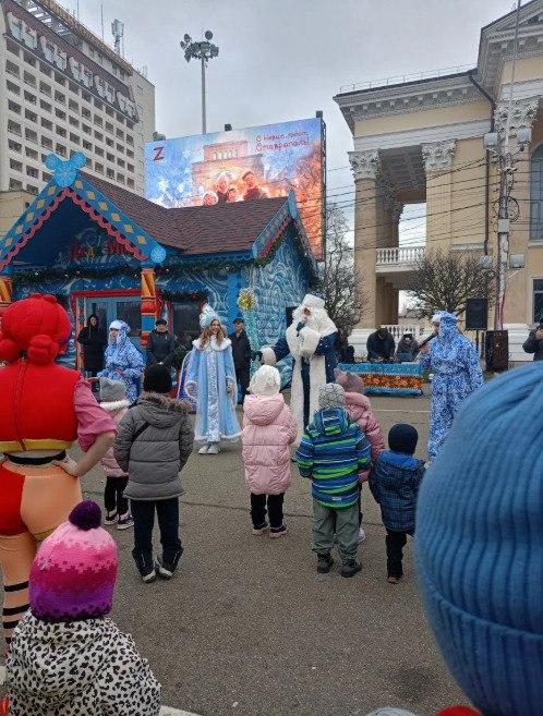 В Ставрополе резиденция Деда Мороза на площади Ленина приняла первых гостей