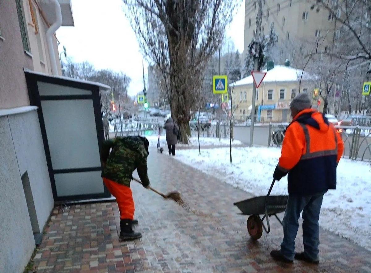 В Ставрополе минувшей ночью на борьбу с гололедом вышли более 70 человек