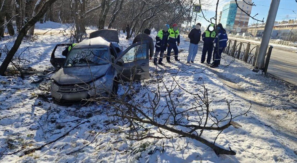 На проспекте Кулакова в Ставрополе водитель «Лады» въехал в дерево