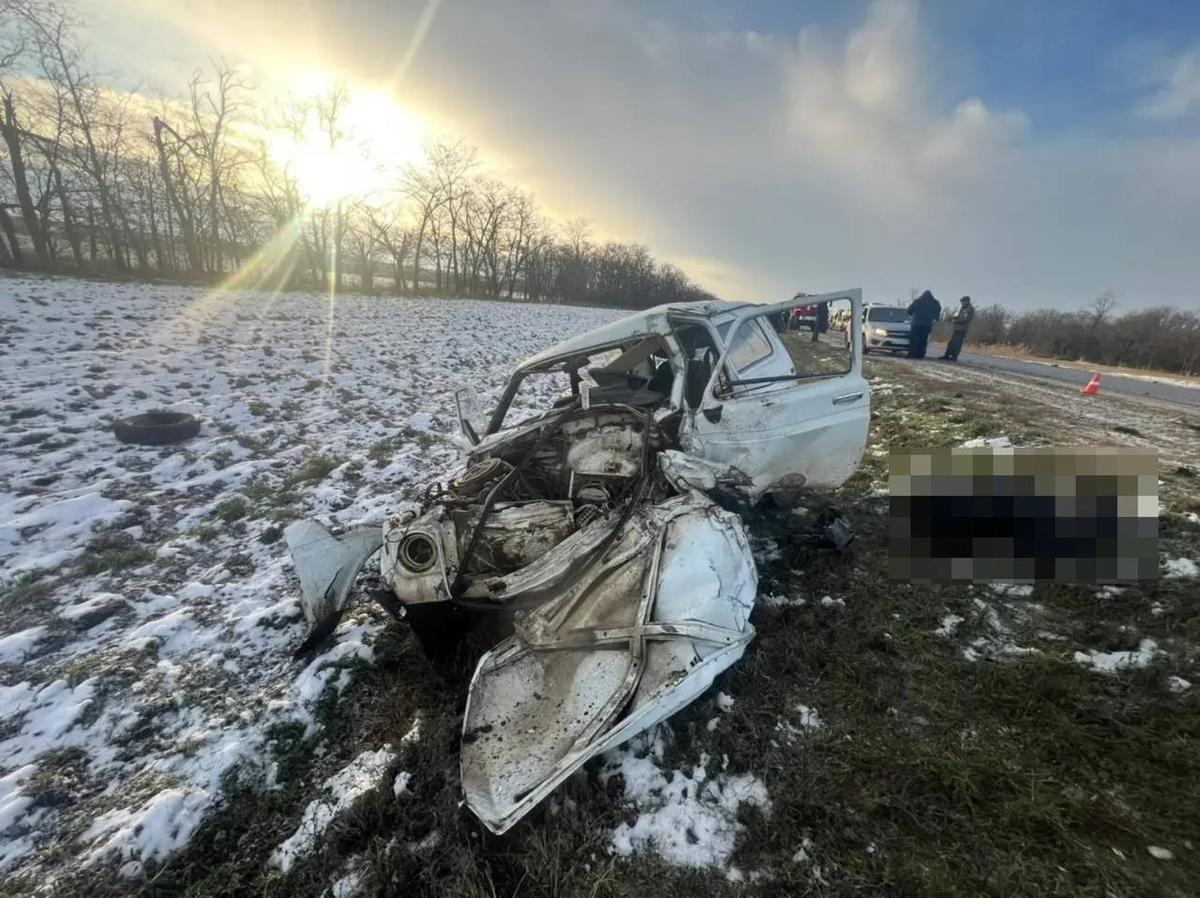 В тройном встречном ДТП на Ставрополье погиб пожилой водитель внедорожника