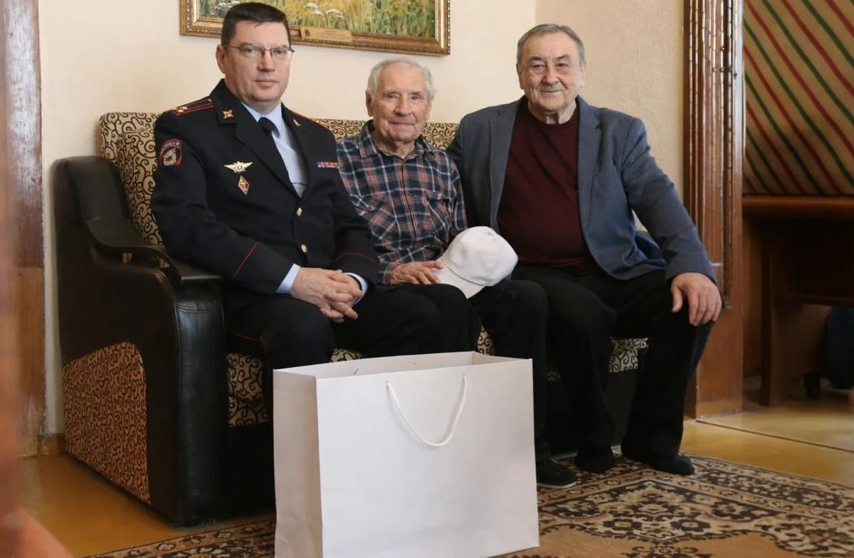 Ставропольские полицейские поздравили ветерана с Новым годом