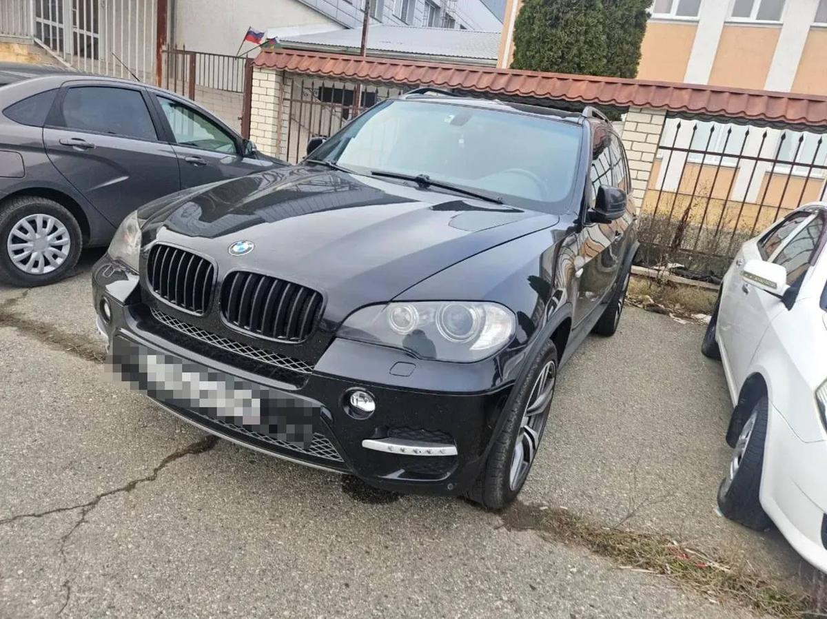 На подъезде к Ставрополю приставы и ГАИ поймали на БМВ водителя с долгами в 2 млн