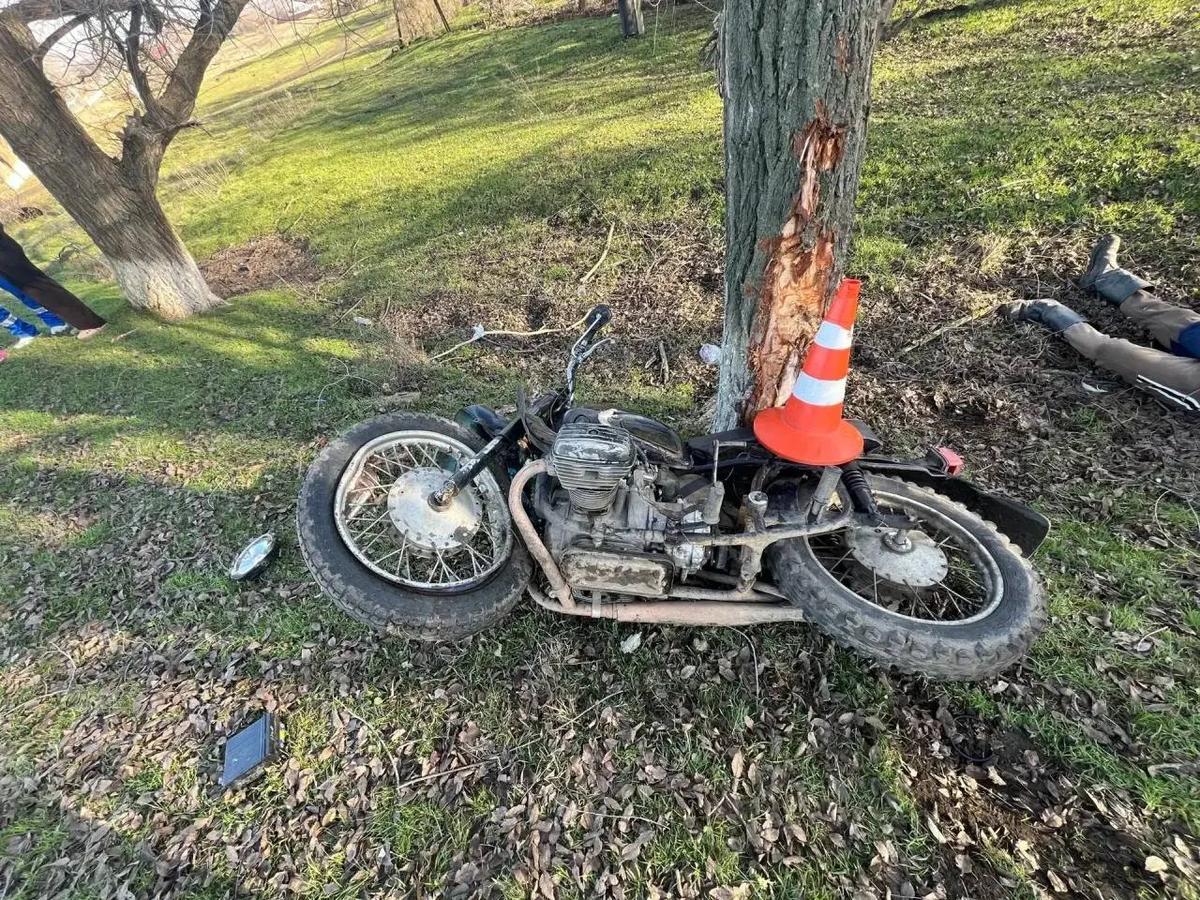 В Изобильненском округе врезался в дерево и погиб местный байкер-бесправник