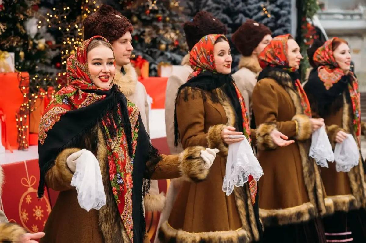 В разных частях Ставрополя дюжину площадок посетил ярко украшенный грузовик