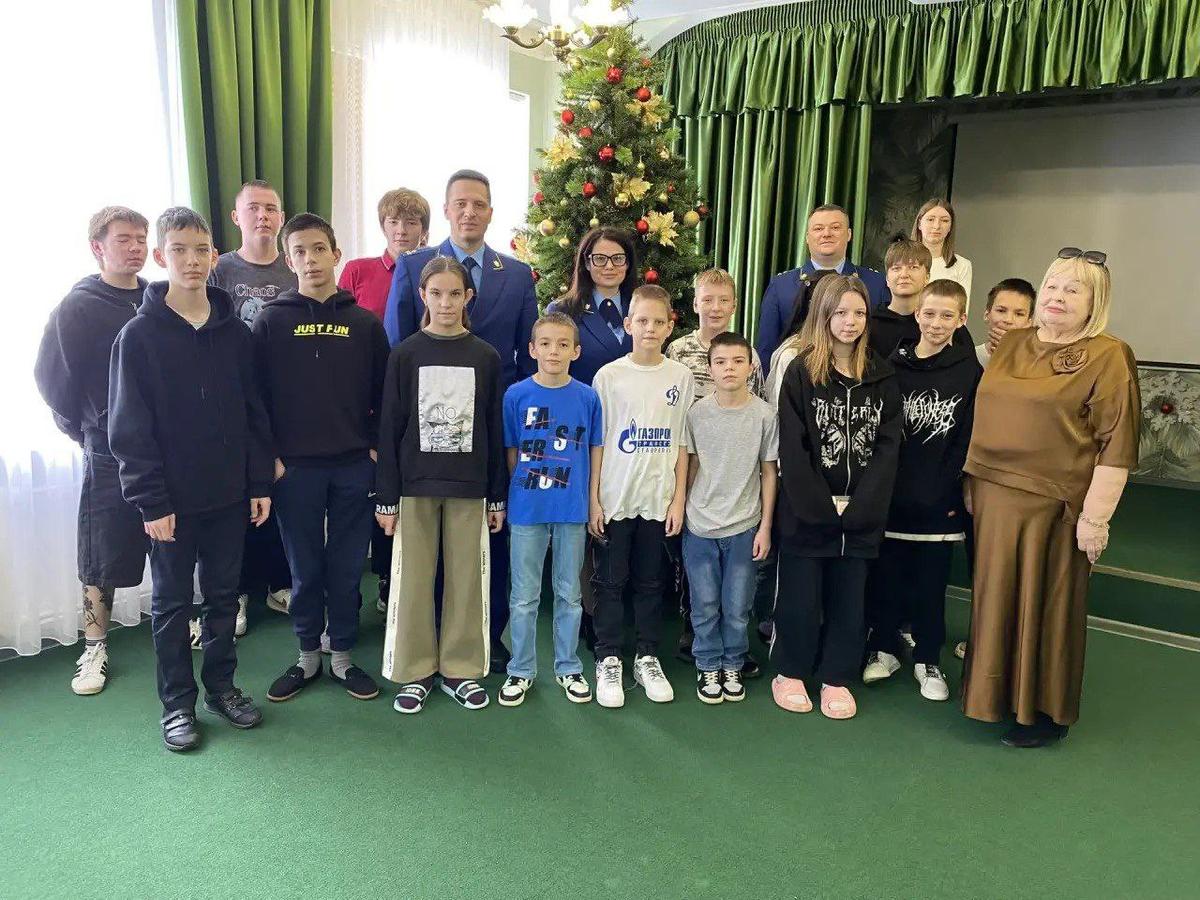 В Ставрополе сотрудники прокуратуры поздравили ребят в детдоме с Новым годом