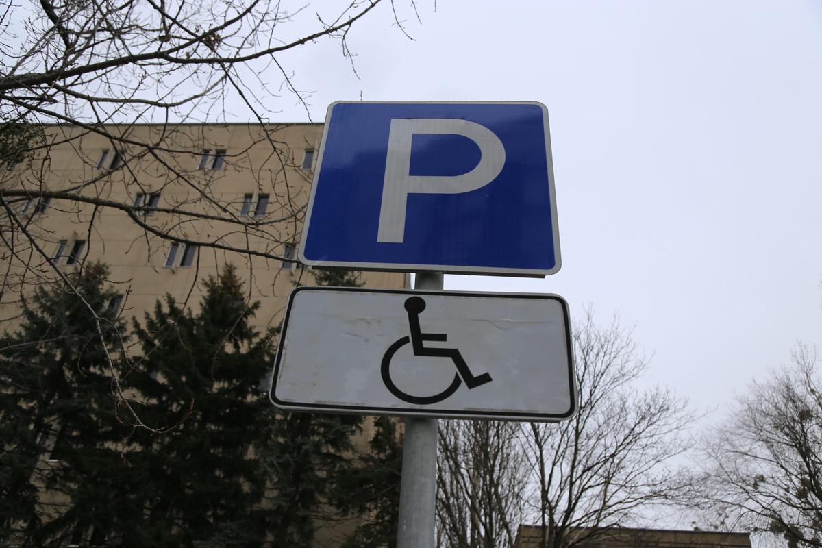 Более 30 авто эвакуировали с мест для инвалидов в Ставрополе в декабре