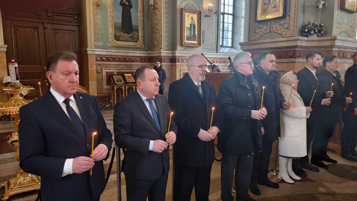 Мэр Ставрополя принял участие в панихиде об освобождавших город военнослужащих