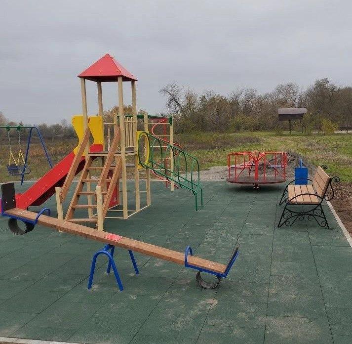 В Курском округе построили две новые детские площадки за 2 млн рублей