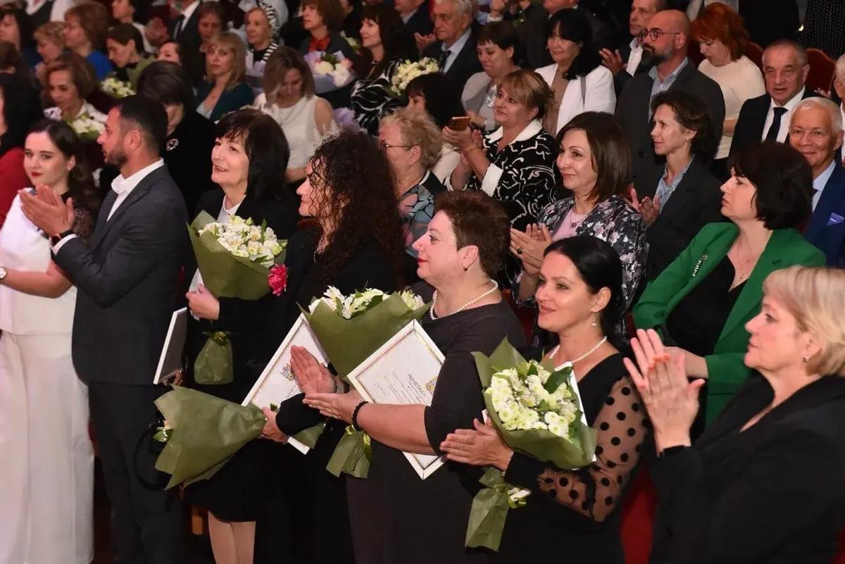 Свыше 600 педагогов Ставрополья были удостоены наград Минпросвещения РФ