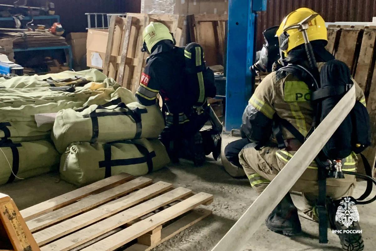 Огнеборцы МЧС Ставрополья отрабатывают навыки в больших складских помещениях