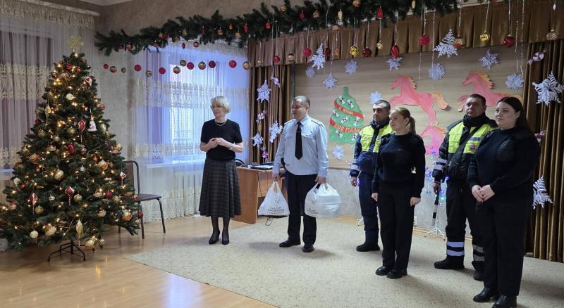 Ребят из детского дома 13 села Надежда поздравил «Полицейский Дед Мороз»