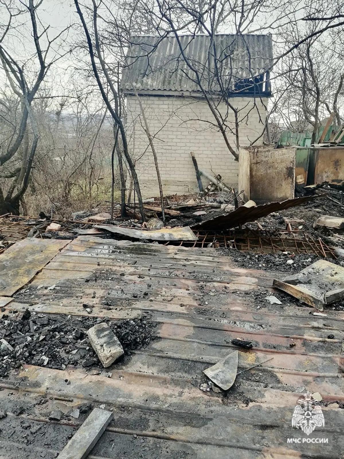 В пожаре на территории дачного кооператива в Лермонтове пострадали двое мужчин