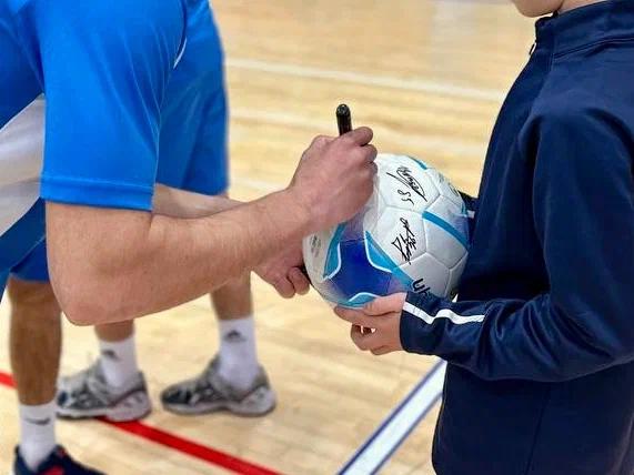 Сотрудники СКР и футболисты подарили новогоднее чудо воспитанникам детского дома