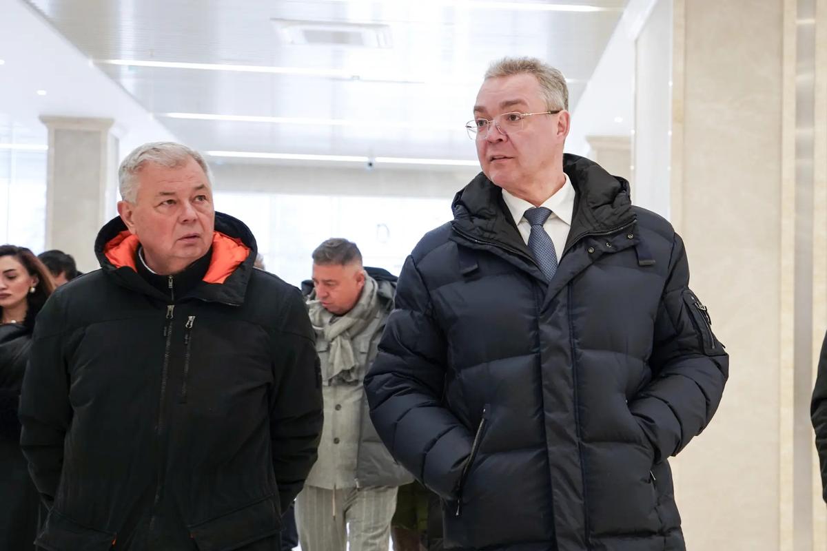 Владимиров и Артамонов посетили строительство конгресс-центра в Кисловодске