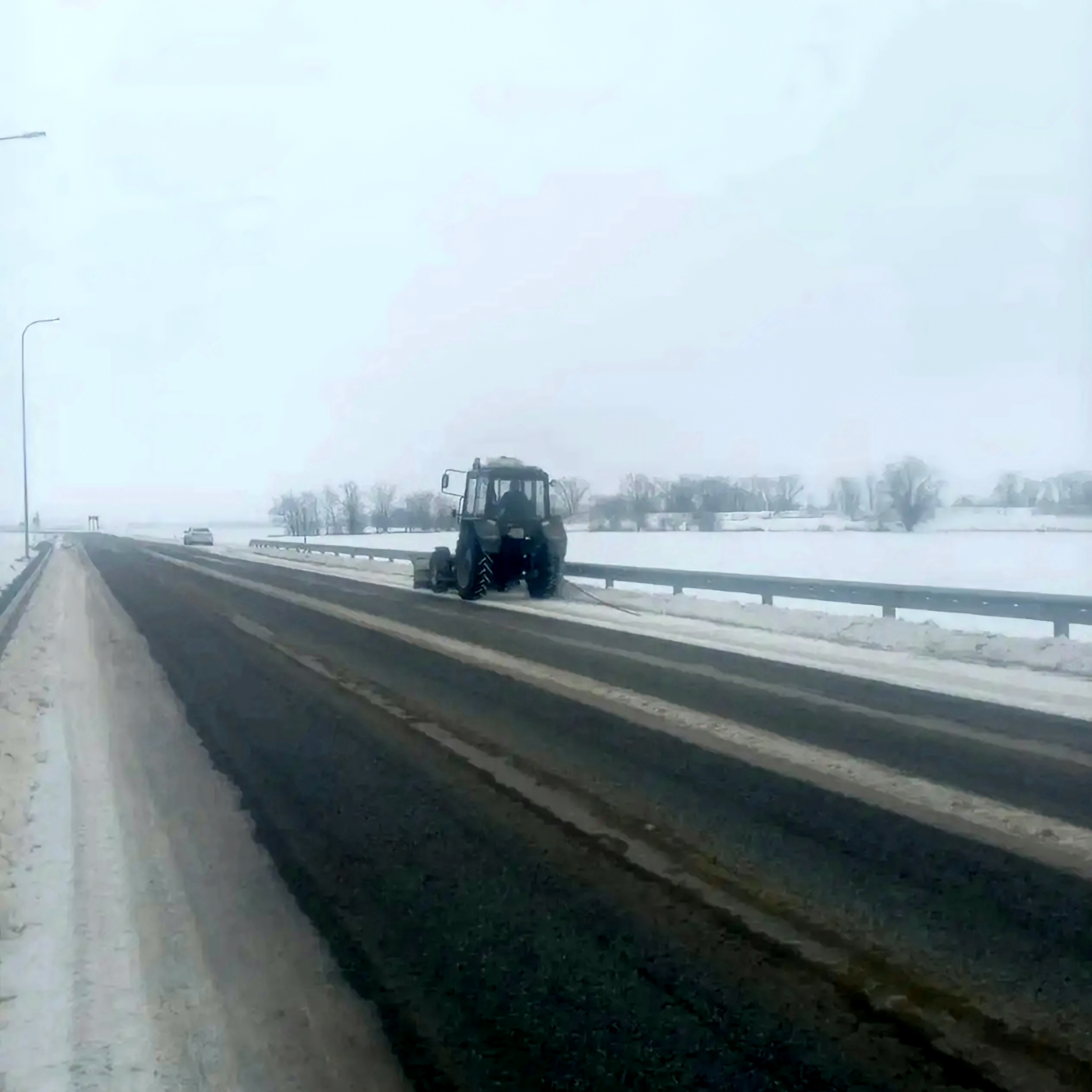 На Ставрополье снег на региональных дорогах чистят 420 единиц спецтехники