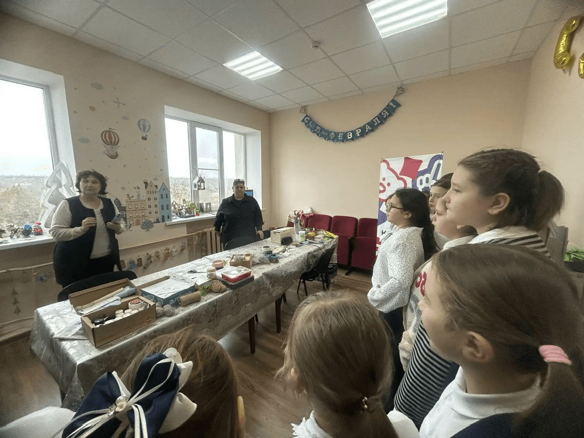 Делать ёлочные украшения вышивкой и бисером научили детей в Петровском округе