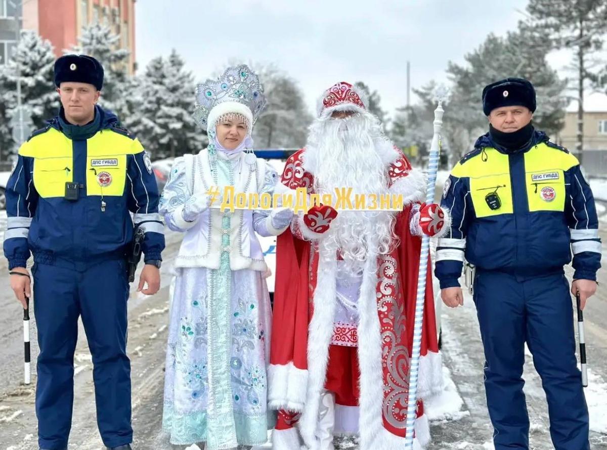 В Курском округе Дед Мороз и Снегурочка подежурили на дороге с автоинспекторами