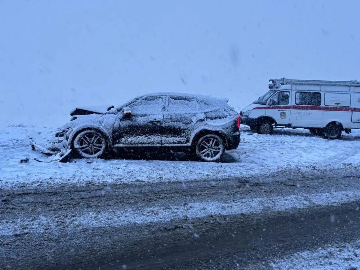 Три человека попали в больницу после встречного ДТП на Ставрополье
