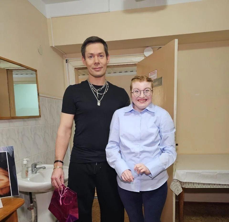 Стас Пьеха в Ессентуках встретился с девочкой из коррекционного класса