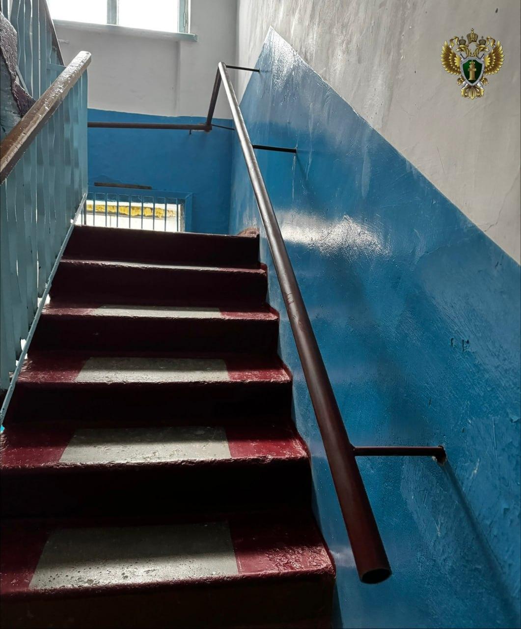 Для ветерана СВО и инвалида подъезд оборудовали поручнями на Ставрополье