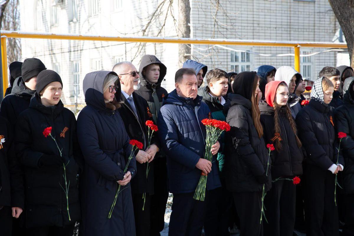 Ученики школ Ставрополя возложили цветы к Братской могиле защитников