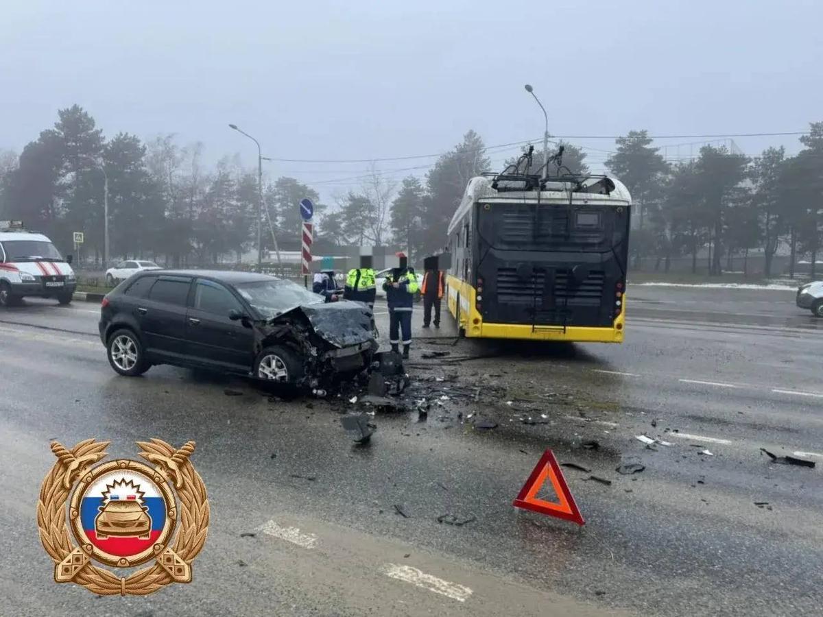 В Ставрополе водитель троллейбуса спровоцировал ДТП с пострадавшим