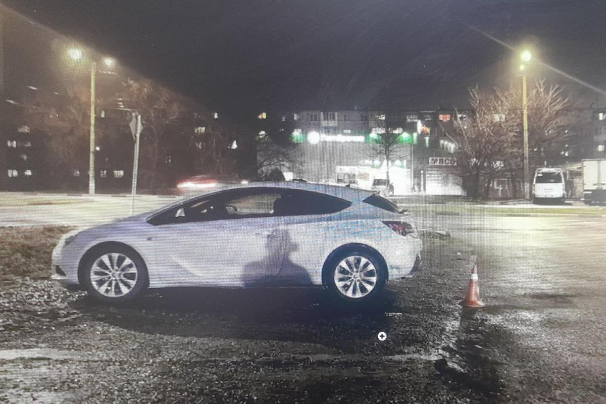 В Невинномысске женщина-водитель сбила пенсионерку задним ходом