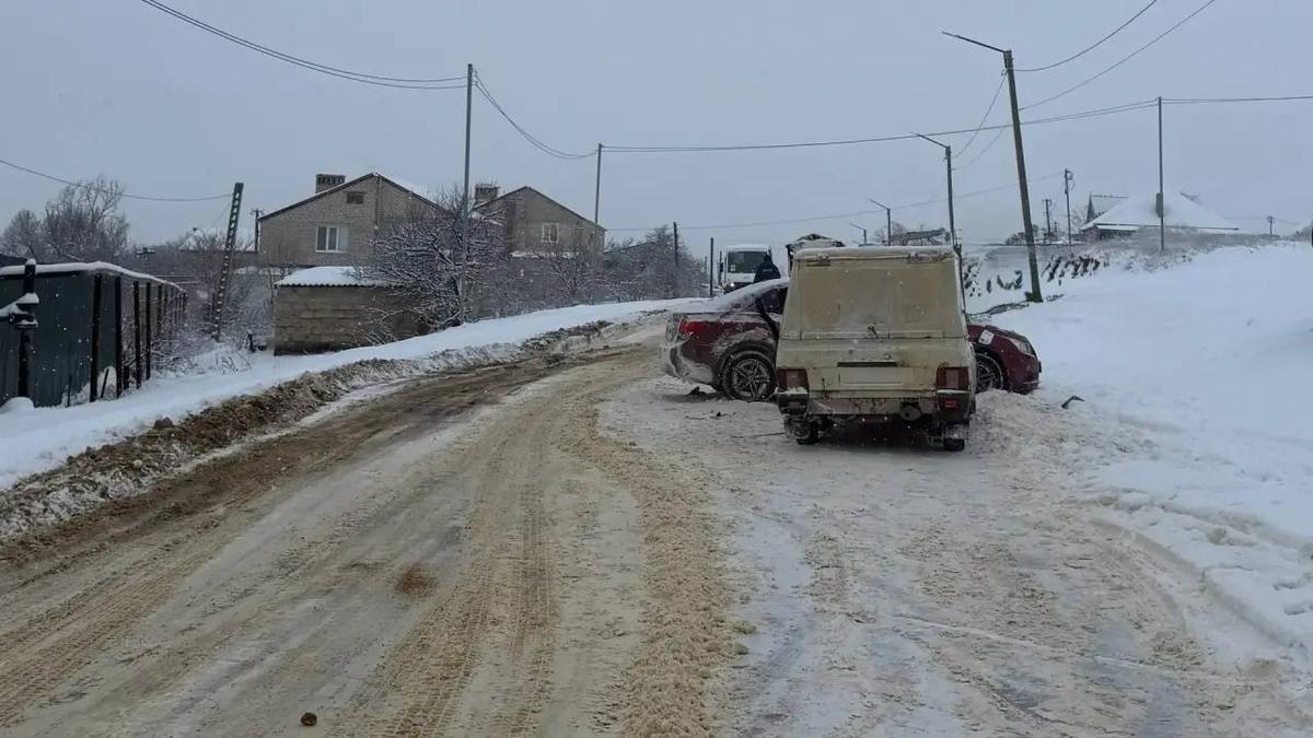 Женщина за рулем при заносе спровоцировала ДТП на зимней дороге в Светлограде