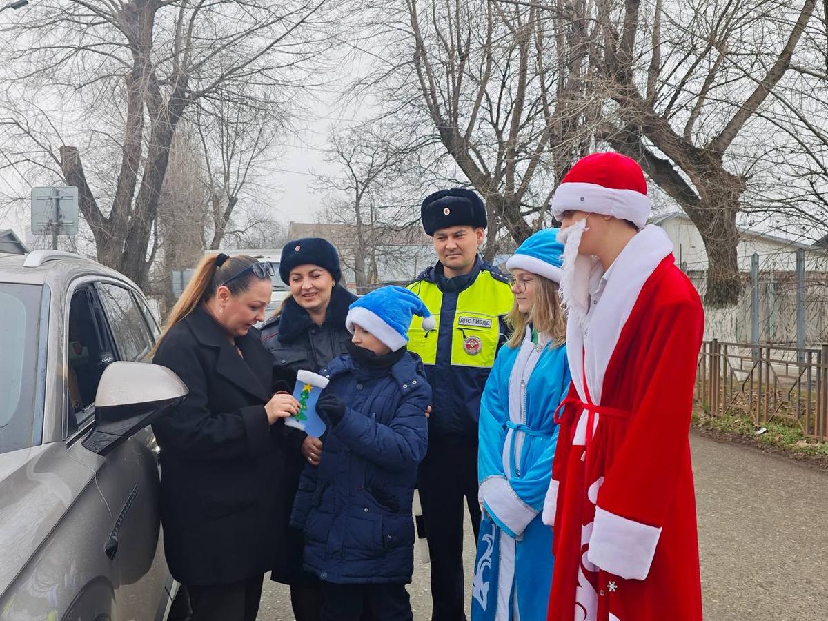 В Пятигорске ученики 26-й школы трогательно поздравили водителей с Новым годом