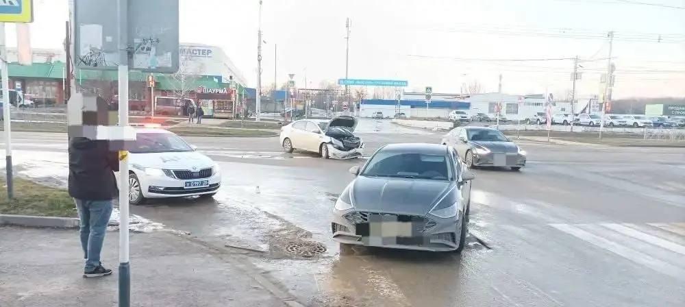 После ДТП с машинами на северо-западе Ставрополя в больницу попала девочка 6 лет