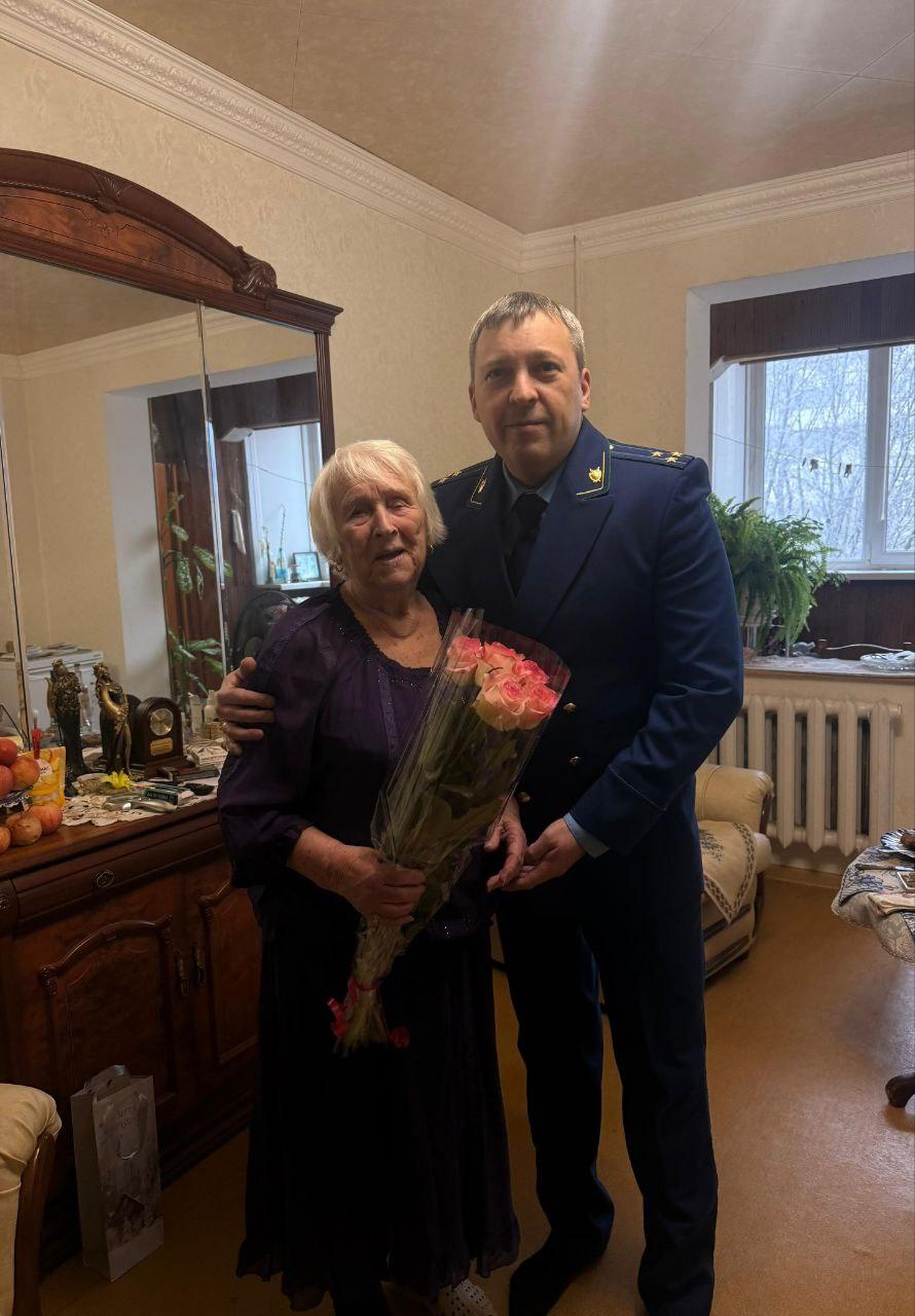 Прокурор Пятигорска навестил ветерана ведомства, пережившую блокаду Ленинграда