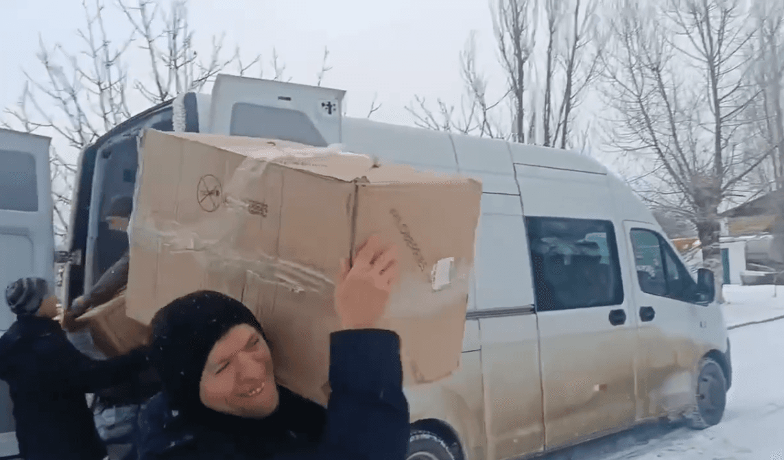 Медики Новоалександровска отвезли целую «ГАЗель» подарков в детский дом Шахтёрска