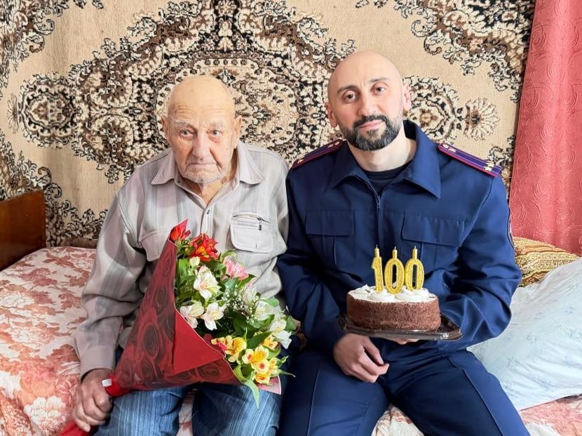 Следком поздравил ветерана войны со столетием на Ставрополье