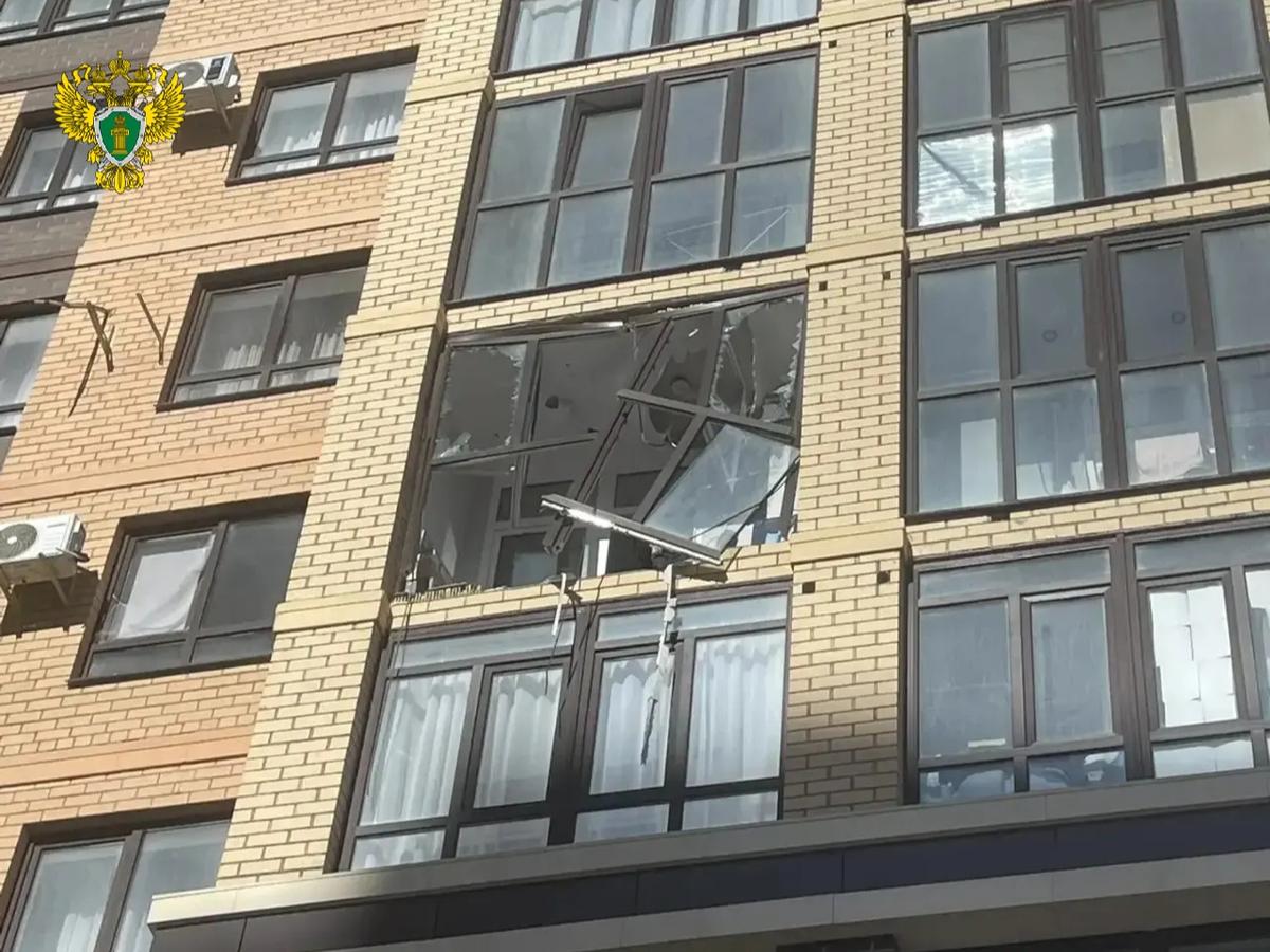 По факту хлопка в МКД на юге Ставрополя прокуратура и СКР проводят проверки