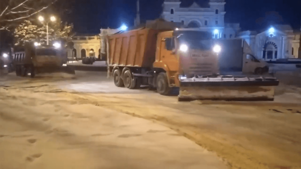 72 единицы техники и более 100 человек круглосуточно убирают снег в Ставрополе