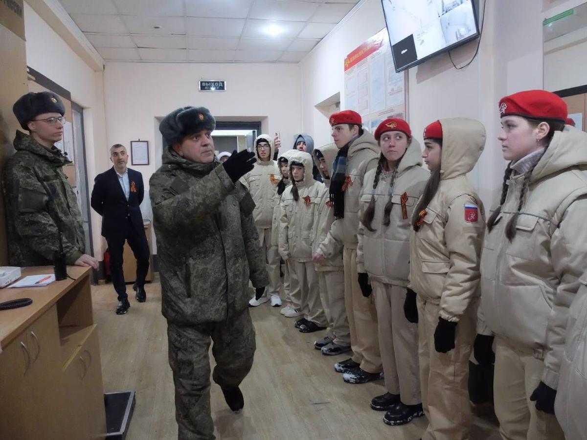 Юнармейцы Предгорья в военной части Ессентуков поздравили срочников с 23 февраля