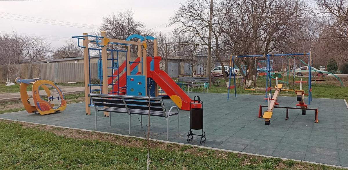 В Благодарненском округе оборудовали две детские площадки за 2,5 млн рублей