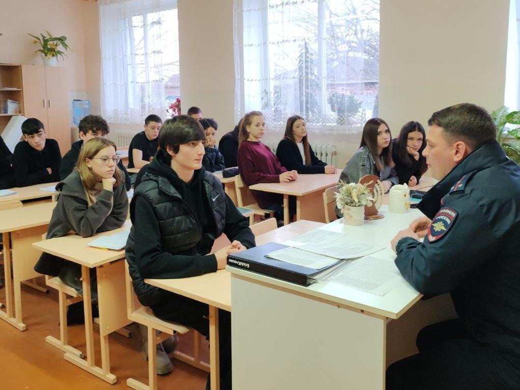 В Кировском округе полицейские пообщались со студентами техникума