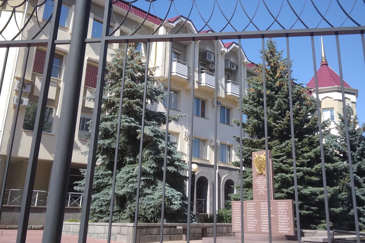 Судебные приставы Ставрополя 10 лет незаконно ограничивали сделки с жильем бойцу