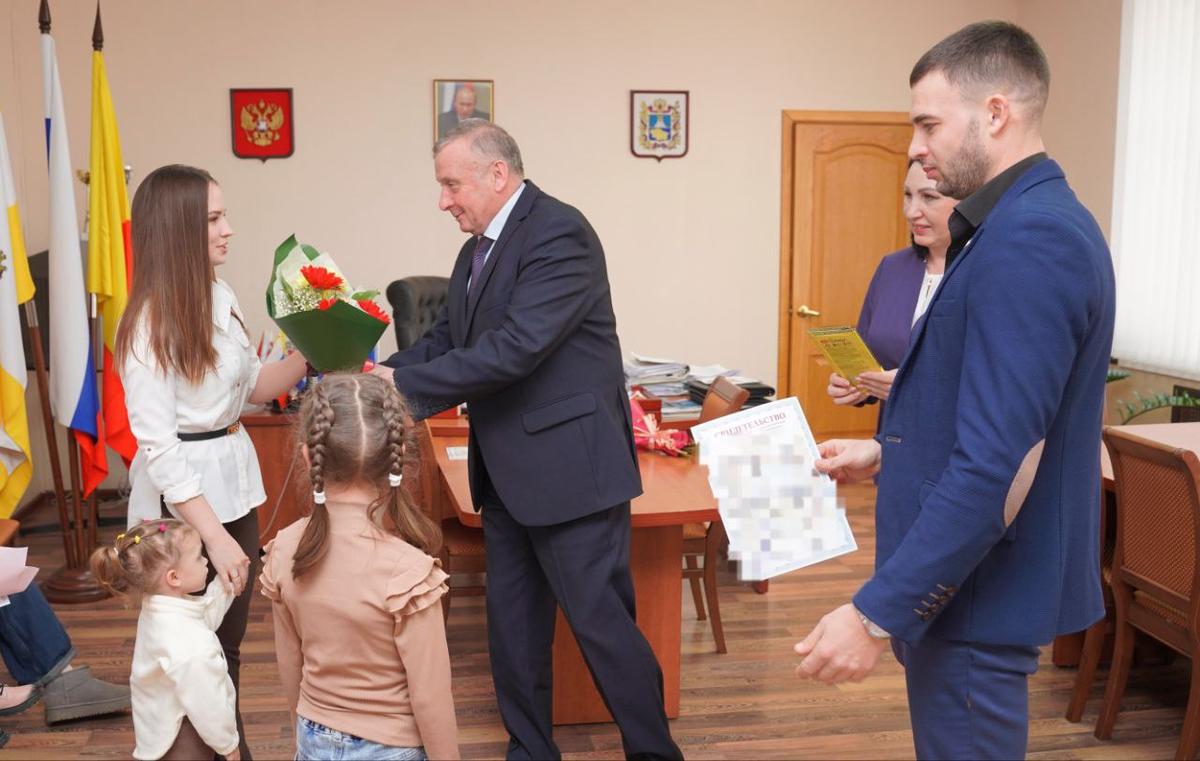 В Арзгирском округе в этом году три молодые семьи получат жилищные сертификаты