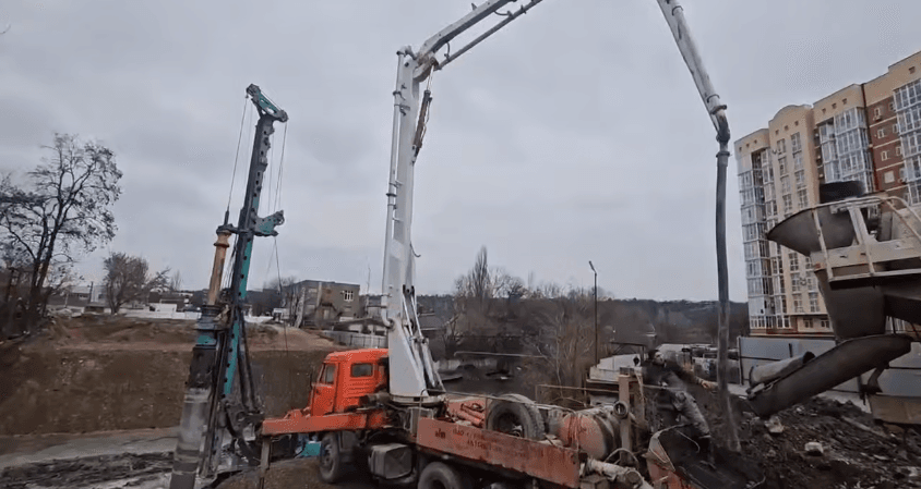 За неделю при реконструкции моста в Пятигорске смонтировано 17 свай