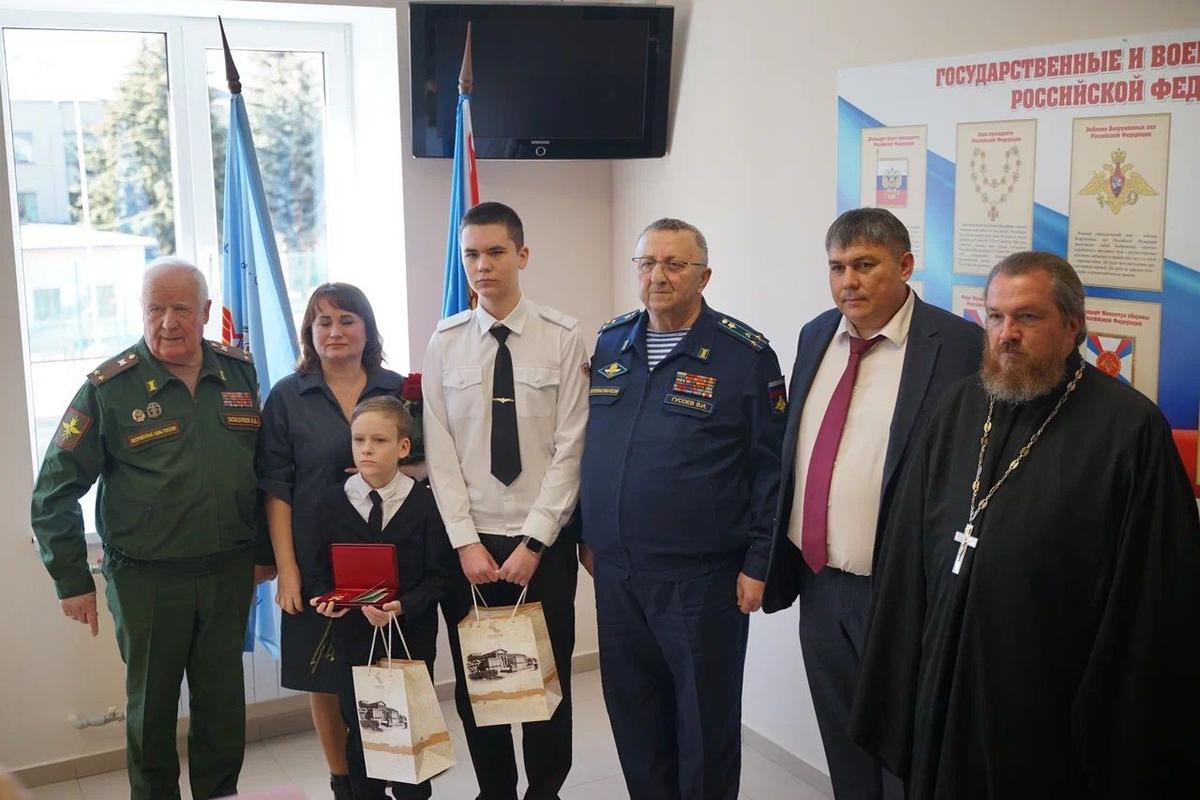 Вдове и сыну героя СВО в Ессентуках передали Орден Александра Невского с мечами