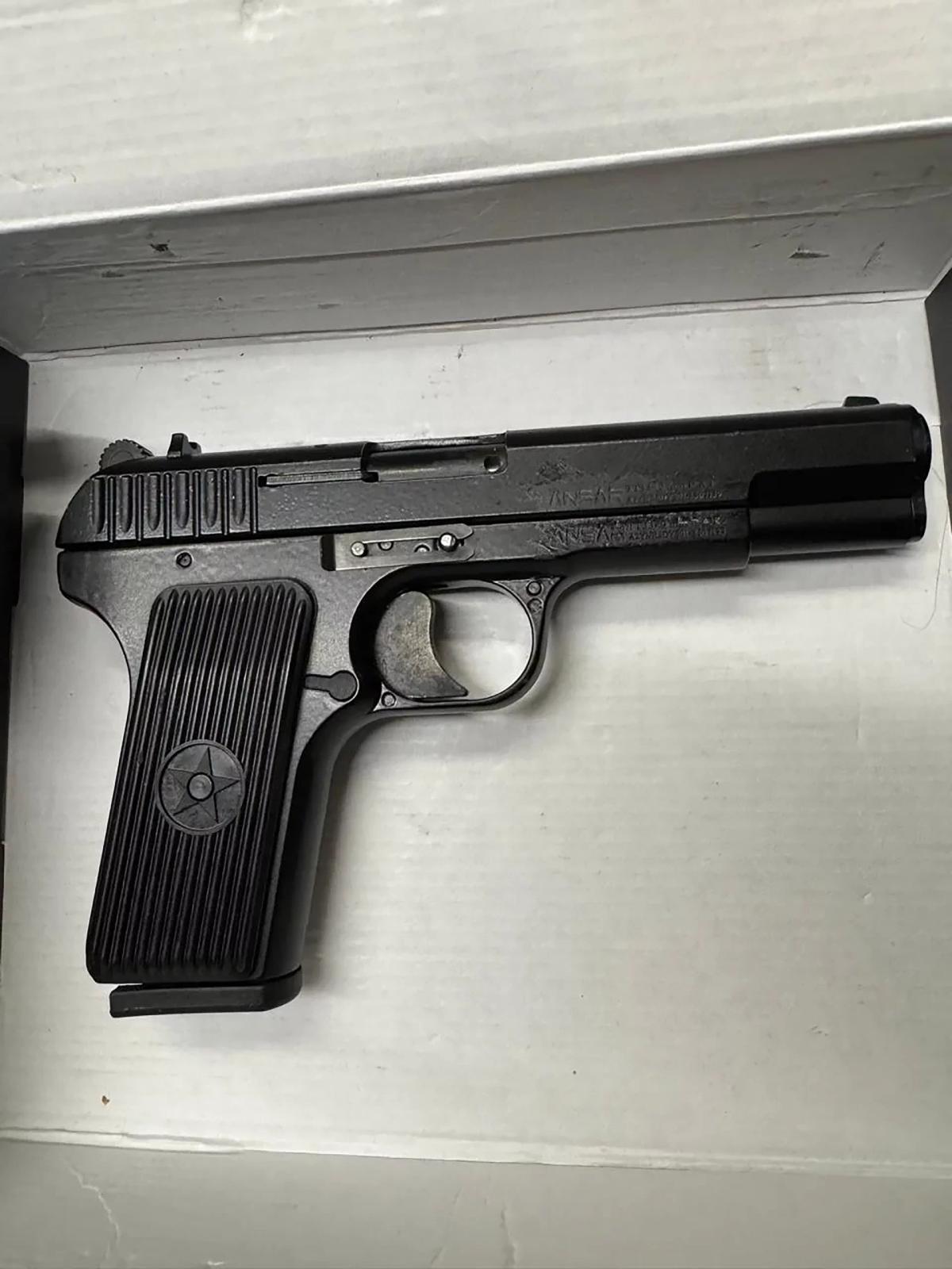 На Ставрополье мужчина хотел через маркетплейс продать боевой пистолет