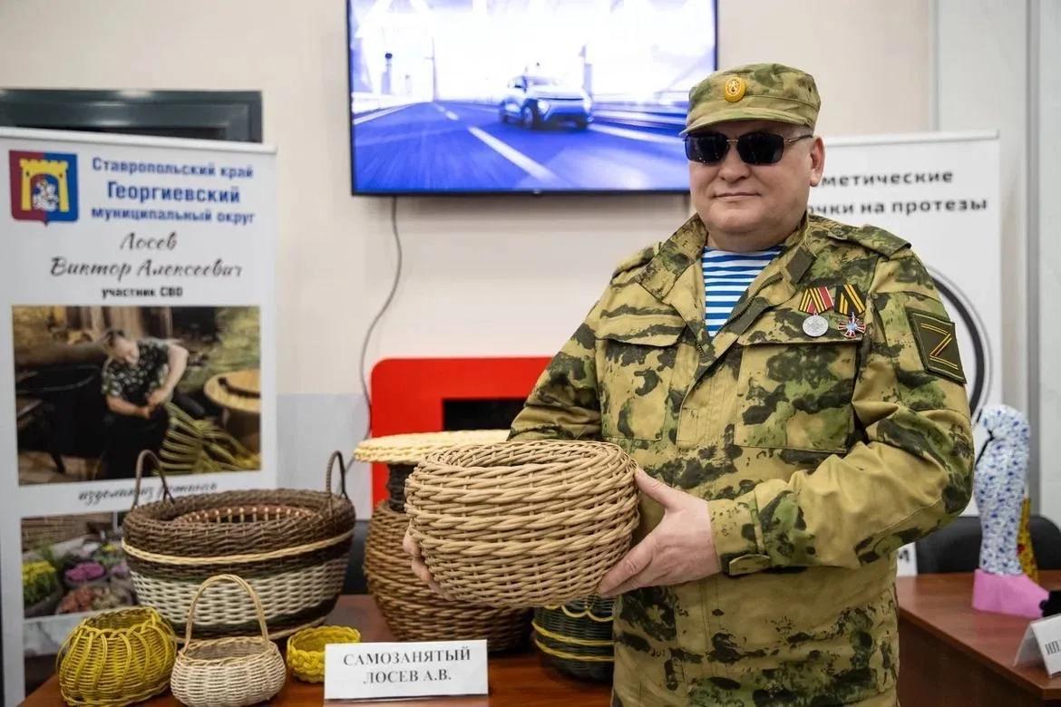 Потерявший защищая ДНР зрение ветеран СВО в Георгиевске начал плести из ротанга