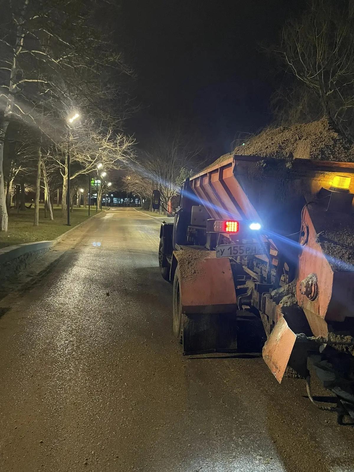 В Ставрополе около 80 человек обрабатывают дороги и тротуары от наледи